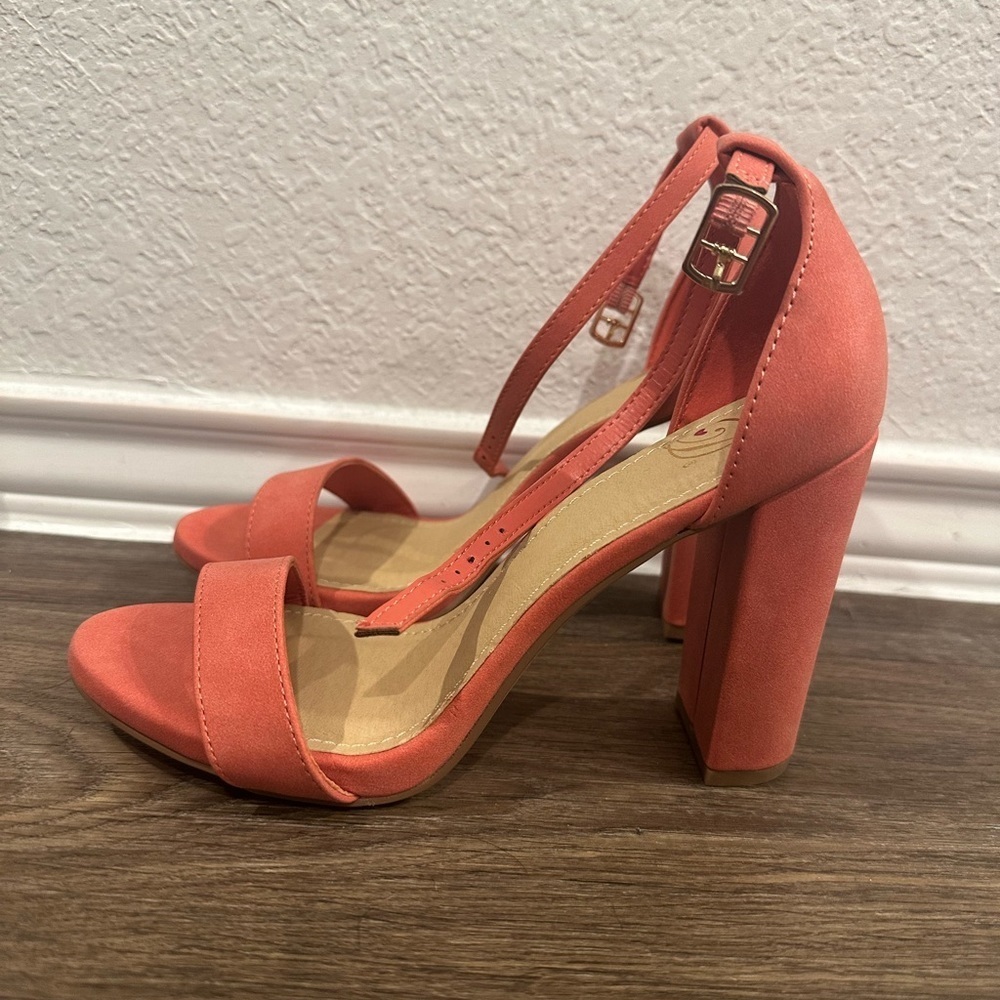 HEELS - Picture 2 of 2